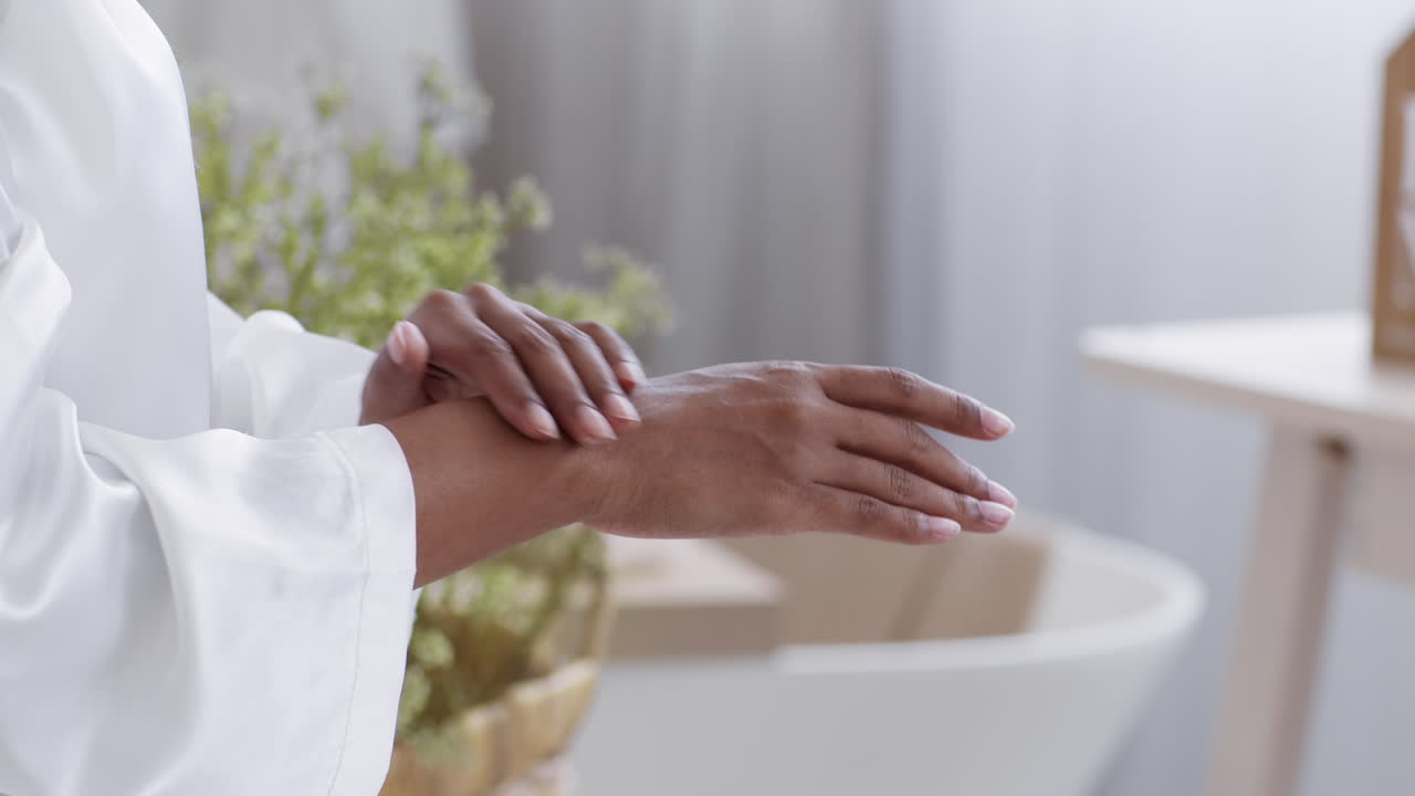Kvinde påfører lotion