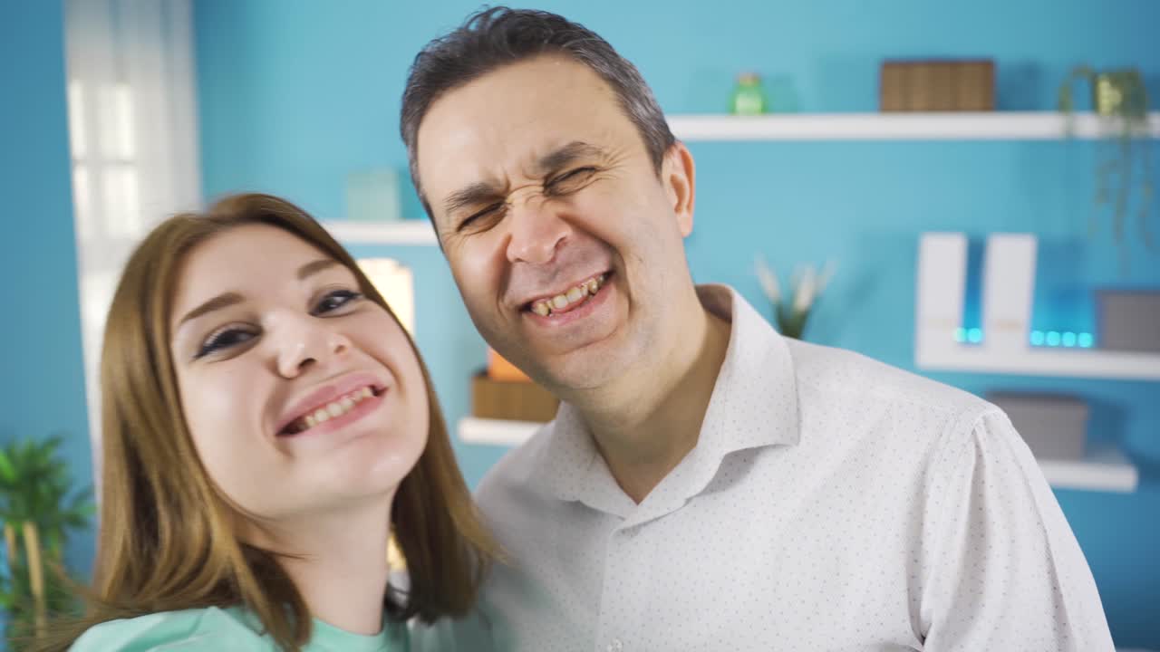 padre e hija tomando selfies con el teléfono.