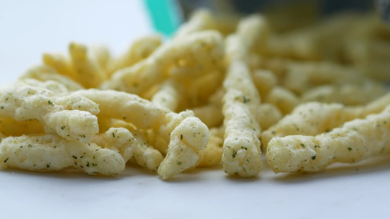 bocadillos crujientes en forma de cuerda