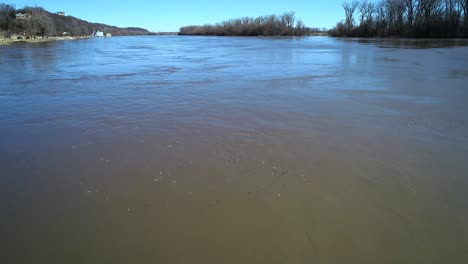 Flug-Flussaufwärts-Des-Missouri-River-Entlang-Der-Staatsgrenze-Von-Kansas-City