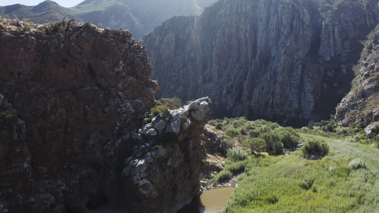 에어리얼 그린 마운틴 패스 (aerial green mountain pass)