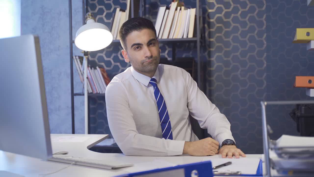 Uomo d'affari di successo e sicuro di sé in ufficio
