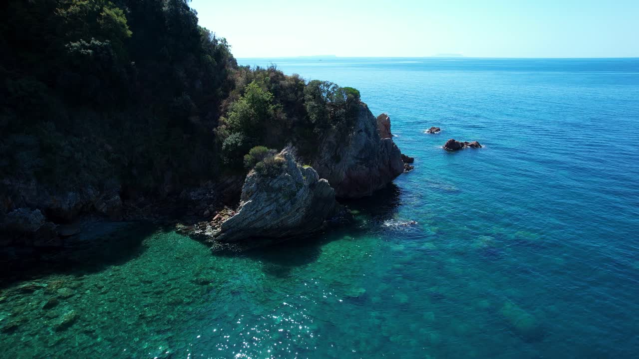 Mare Mediterraneo color smeraldo bagna il promontorio roccioso lungo la splendida Riviera albanese