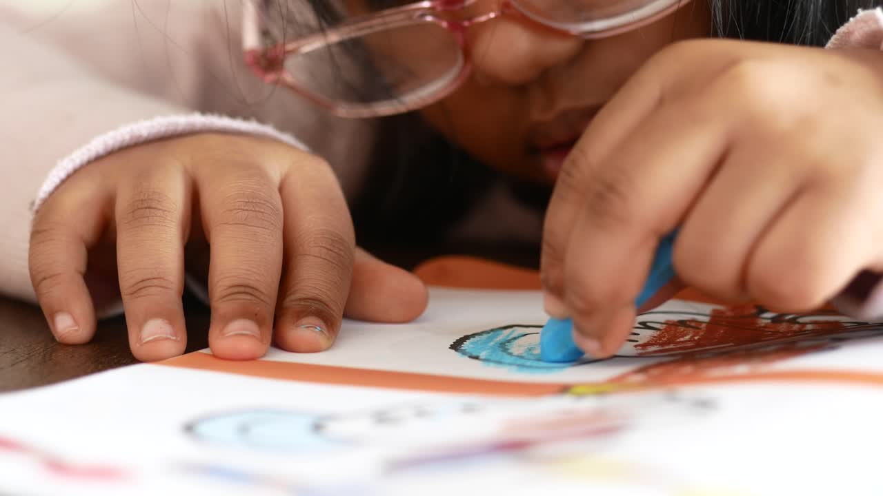 una joven dibujando con lápices de colores