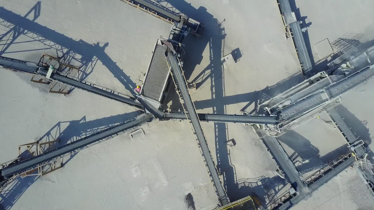 maquinaria de construcción para triturar piedras al aire libre desde arriba, toma aérea