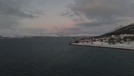 Hermosa-Vista-Costera-De-Noruega-Durante-La-Puesta-De-Sol-Durante-La-Noche-Polar---Toma-Aérea