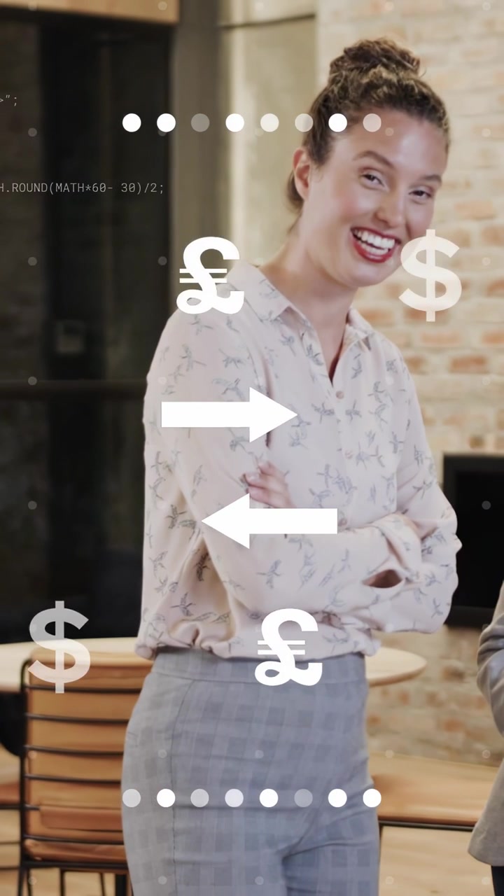 Video verticale: Sentendo il commento di un collega, una donna con le braccia incrociate si sposta, sorridendo mentre £€$¥ si animano su di lei