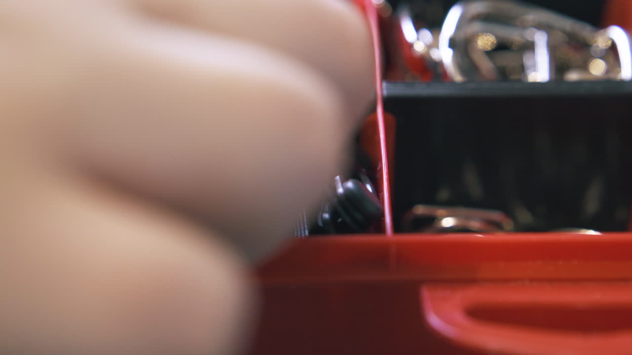 trabajador calificado toma calcetines de rodilla negros abrazaderas en el taller