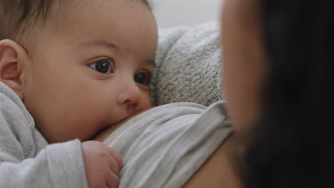 Madre-Amamantando-A-Un-Bebé-En-Casa-Mamá-Amamantando-A-Un-Bebé-Alimentando-A-Un-Niño-Amamantando-Leche-Del-Seno-Maternidad-Atención-De-Maternidad