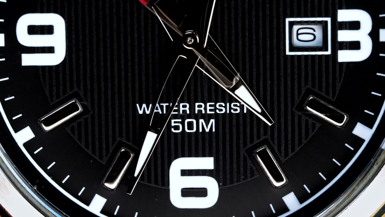 el movimiento de las agujas de un reloj de pulsera.