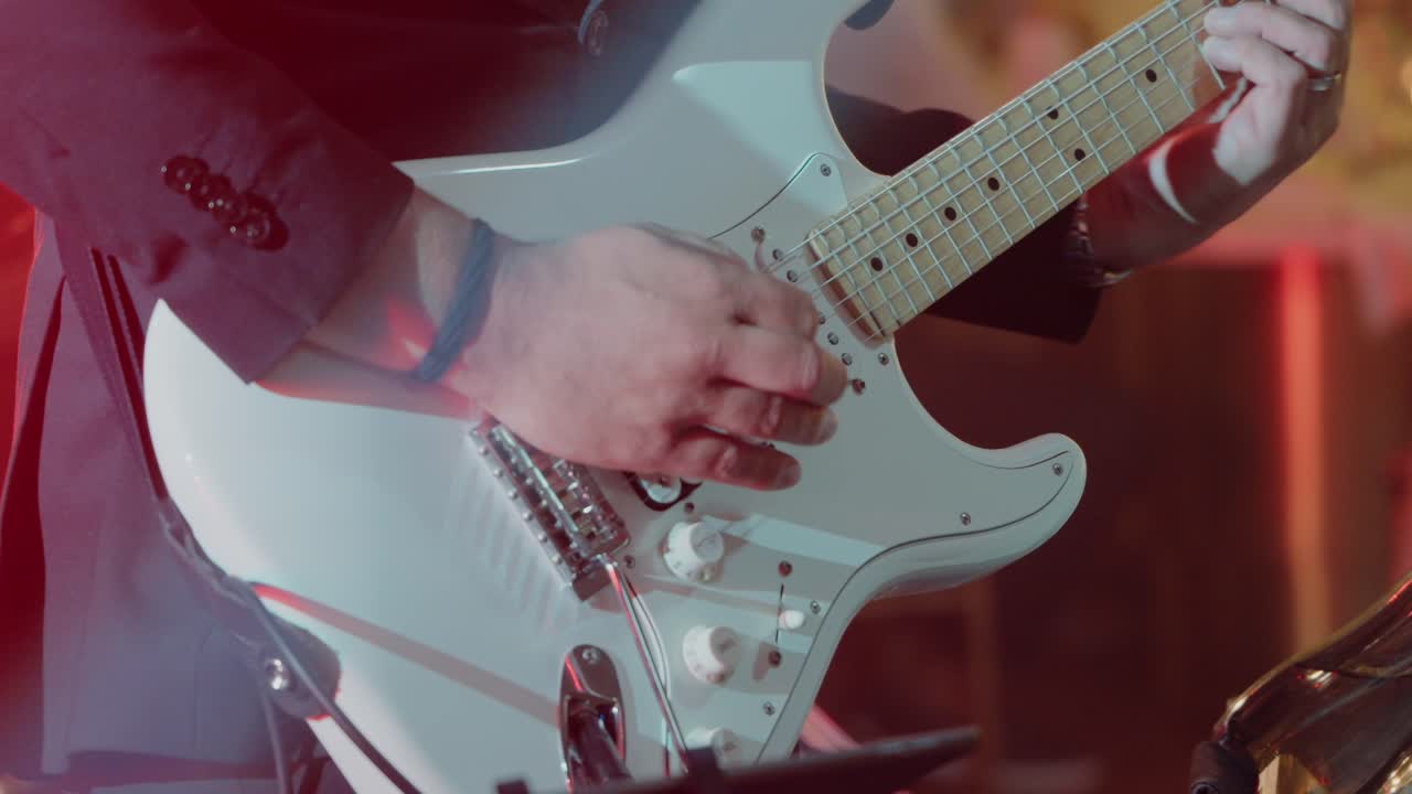 Sahnede Elektro Gitar Çalan Bir Gitaristin Yakın Çekimi