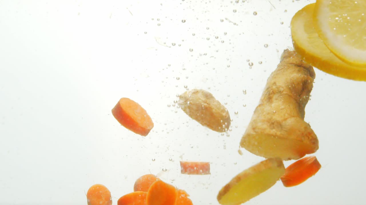 mezcla saludable de frutas caídas en agua, fondo blanco aislado