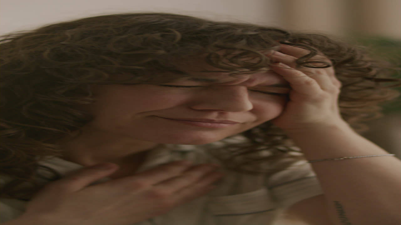 Close-up de uma Mulher Tossindo e Sentindo Desconforto