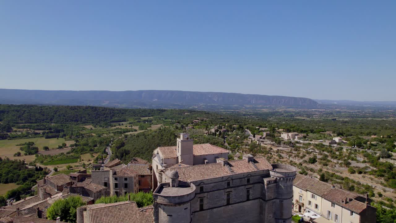 drone volador sobre gordes, en el sur de francia