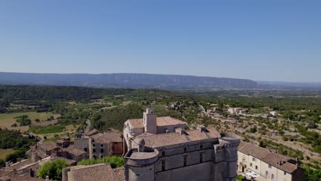 Fliegende-Drohne-über-Gordes,-In-Südfrankreich