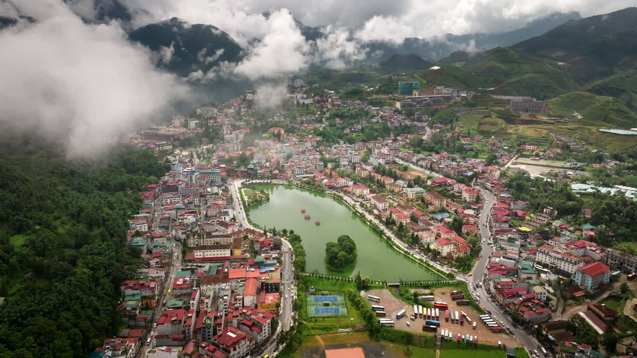 베트남 북부 관광 도시 사파 호수 (sa pa lake) 로 향하는 무인기.