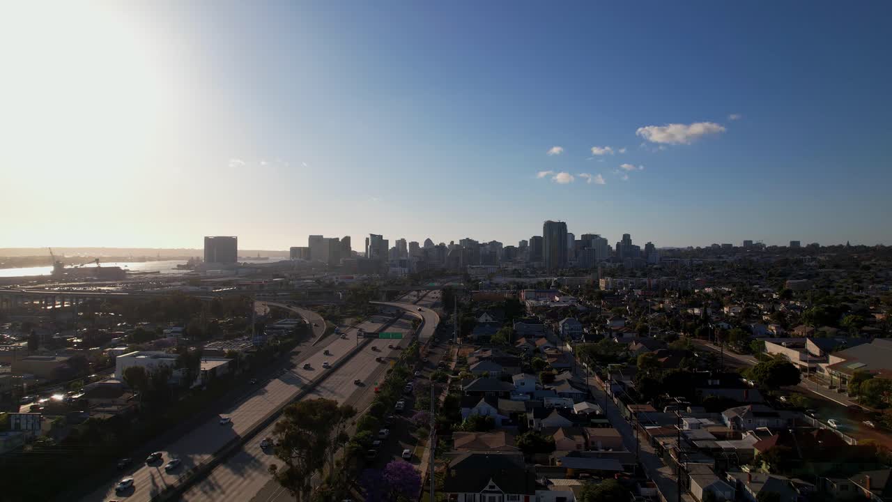 Drone che vola sopra Barrio Logan alle 18:00 con la telecamera rivolta verso il basso e che si muove lentamente verso l'alto per rivelare lo skyline del centro di San Diego.