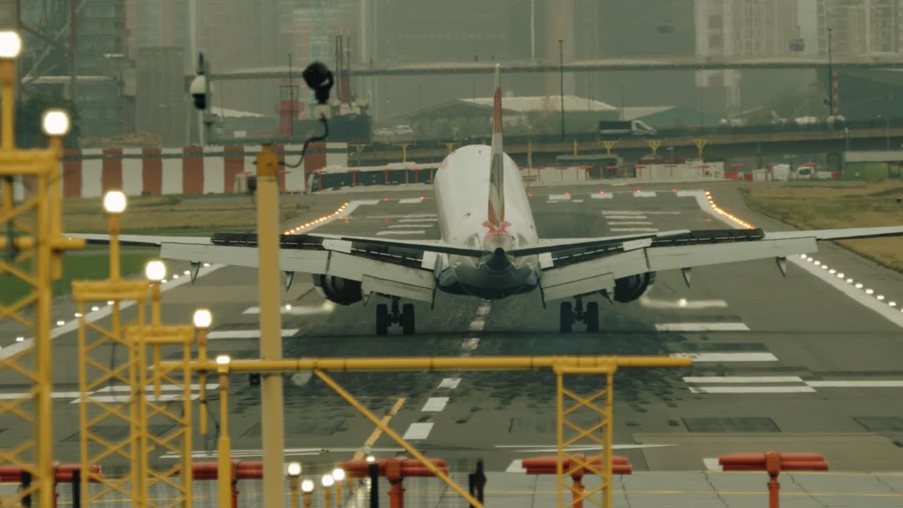 런던 시티 공항의 매우 짧은 활주로에 착륙하는 embrear 190 여객기 500mm 렌즈로 뒤에서 발견되었습니다.