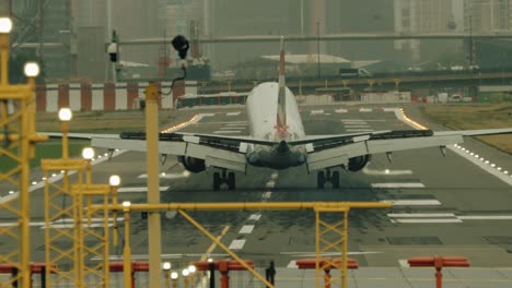 Un-Avión-Embrear-De-190-Pasajeros-Aterrizando-En-Una-Pista-Muy-Corta-En-El-Aeropuerto-De-La-Ciudad-De-Londres-Visto-Desde-Atrás-Con-Una-Lente-De-500-Mm.