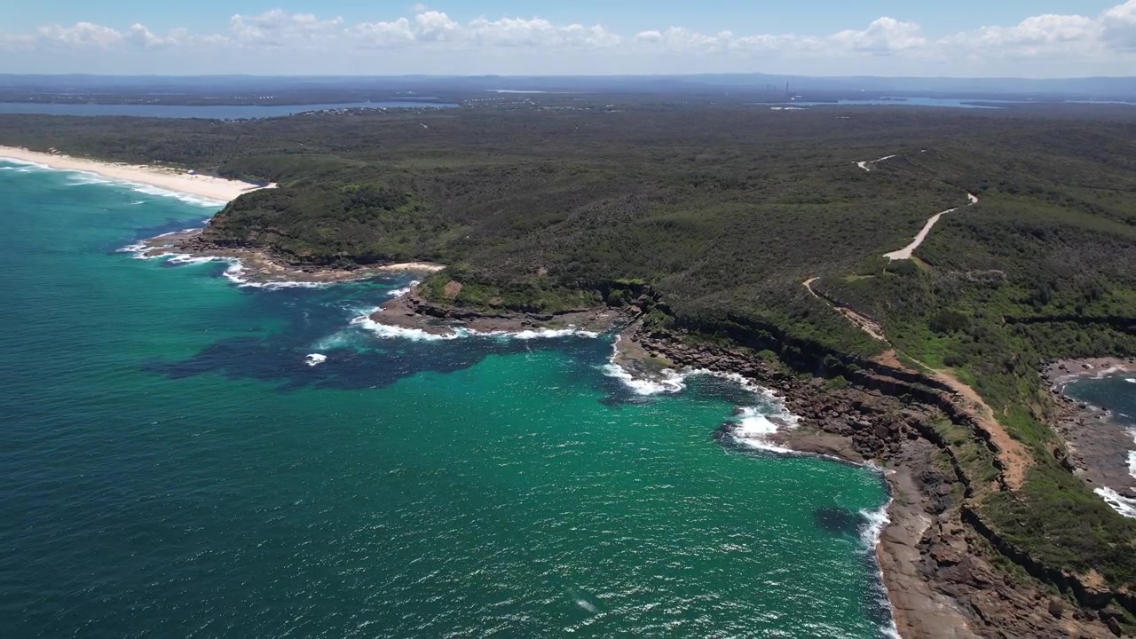 Spiaggia Waterfall e punto panoramico Wybung Head nel Nuovo Galles del Sud, Australia - Ripresa aerea