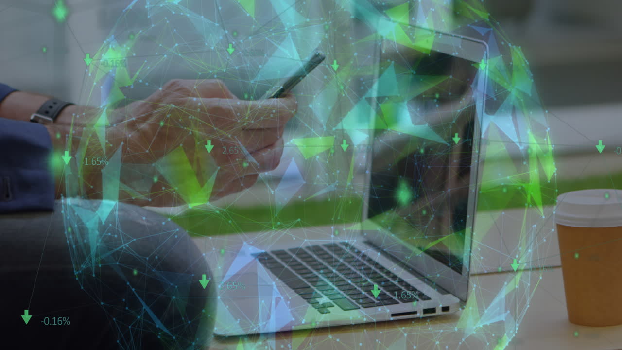 globo de red de plexo girando contra contra la sección media del hombre con portátil usando teléfono inteligente