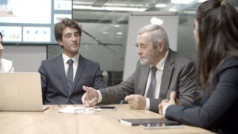 equipo de negocios reflexivo lluvia de ideas en la sala de conferencias