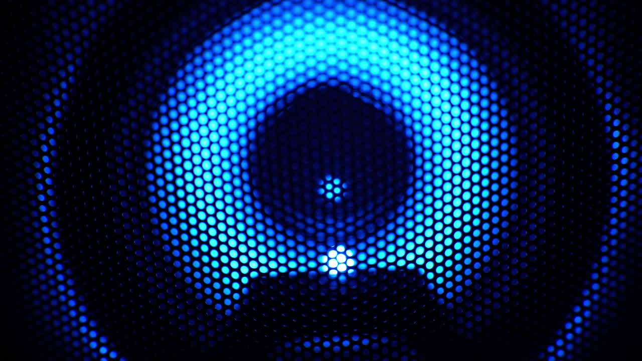 altavoz con luz de neón azul intermitente, concepto de festival de música