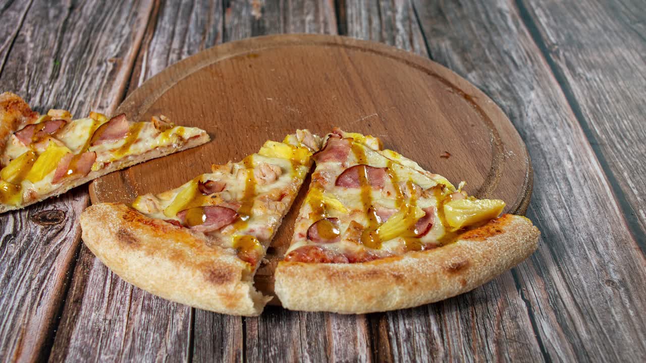 animación de movimiento de parada de una deliciosa pizza en fondo de madera