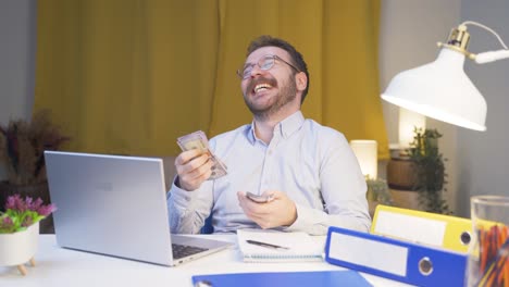 Hombre-Trabajador-De-Oficina-En-Casa-Contando-Dinero-Divertido-Y-Divertido.