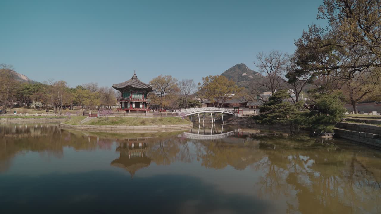 Đình và cầu Hyangwonjeong phản chiếu trên ao tại Cung điện Gyeongbokgung