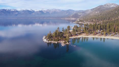 ritratto di un drone del lago tahoe negli stati uniti in una soleggiata giornata invernale, riflessi dello specchio del cielo sull'acqua tranquilla