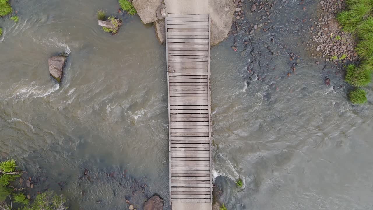 드론이 우키의 흐르는 강을 가로지르는 다리를 포착했습니다.