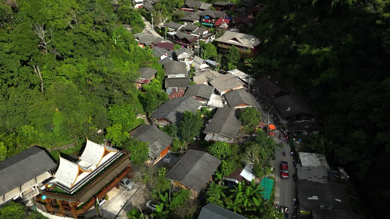 Ascensão aérea cinematográfica lenta sobre a Vila Mae Kampong na Tailândia.