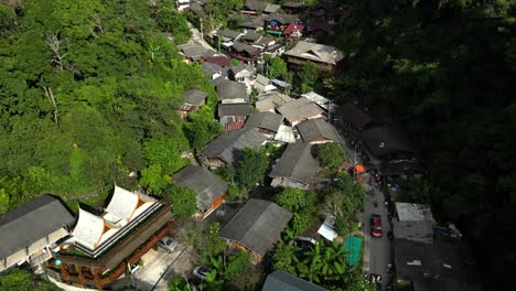 inclinación aérea cinematográfica lenta hacia arriba sobre el pueblo de mae kampong en tailandia