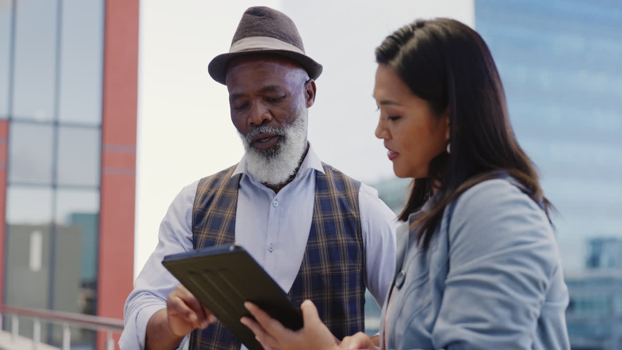 tableta, trabajo en equipo o ceo y empleado en el techo