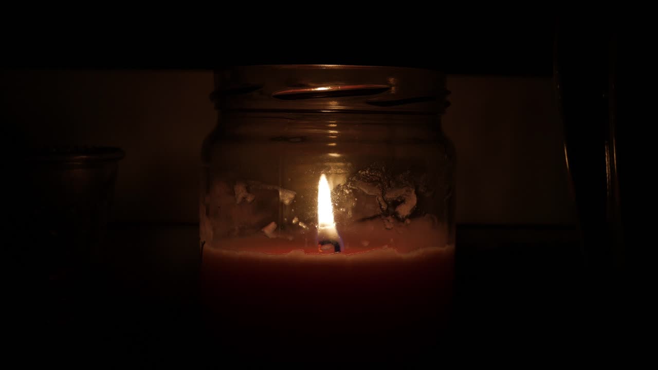 밤에 어두운 조용한 방에서 움직이는 촛불의 와이드 샷