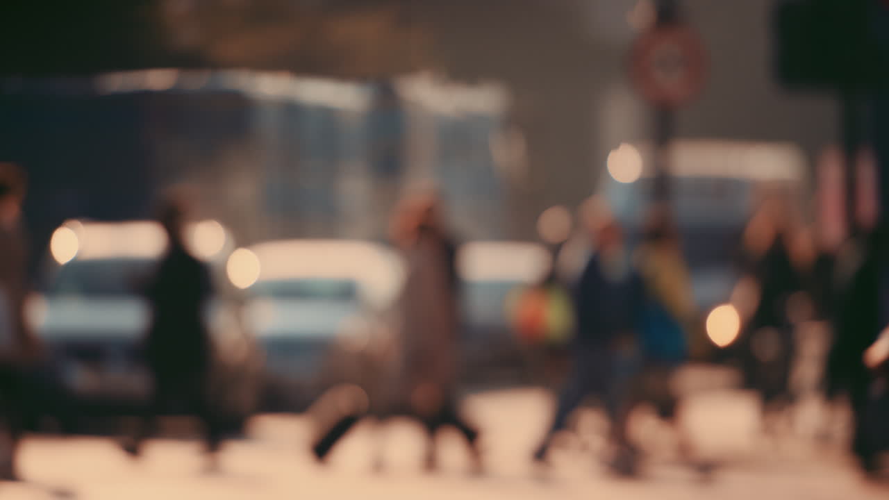 런던 시티 스트리트 슬로우 모션으로 걸어가는 무명 군중, 자전거, 자전거, 통근자