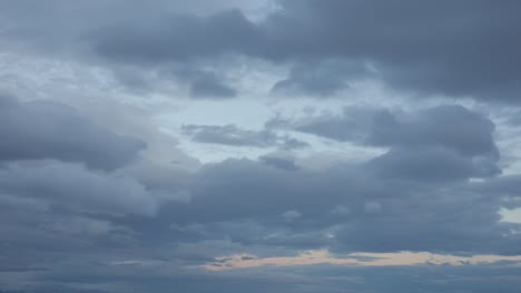 las nubes azules cubren el cielo de invierno, al anochecer