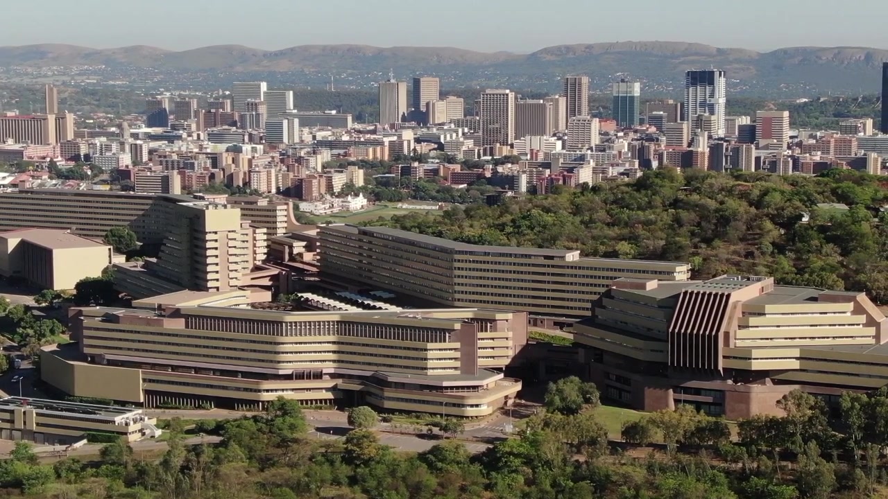 Droneutsikt over Pretorias skyline med Unisa og Reserve Bank
