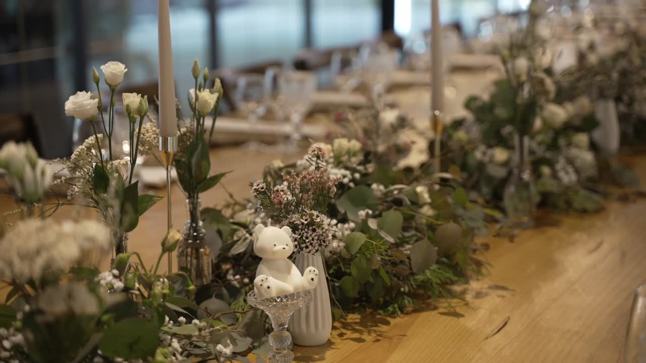 Elegante decorazione per tavolo nuziale con composizioni floreali e candele