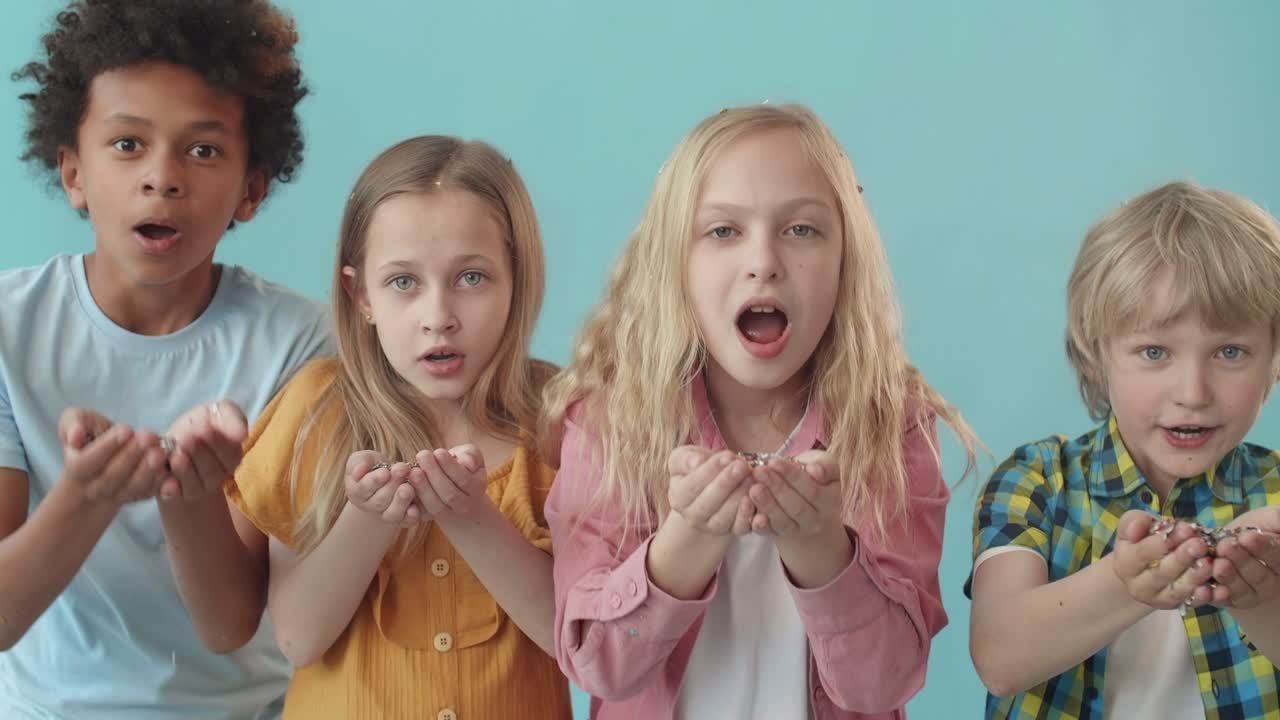 아이들은 손에서 반이는 불꽃을 불어넣습니다.