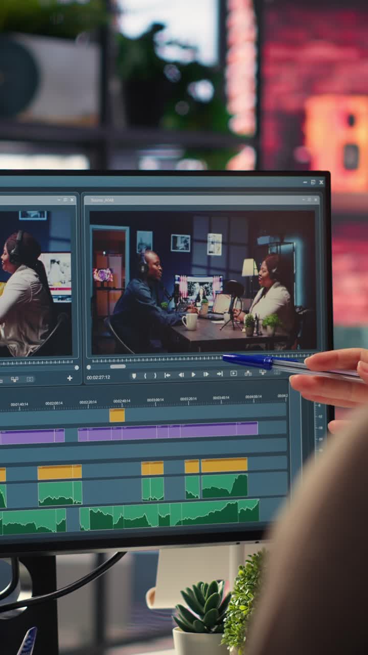 Video verticale. Un team di editor video lavora con un chatbot IA e software per la creazione di montaggi.