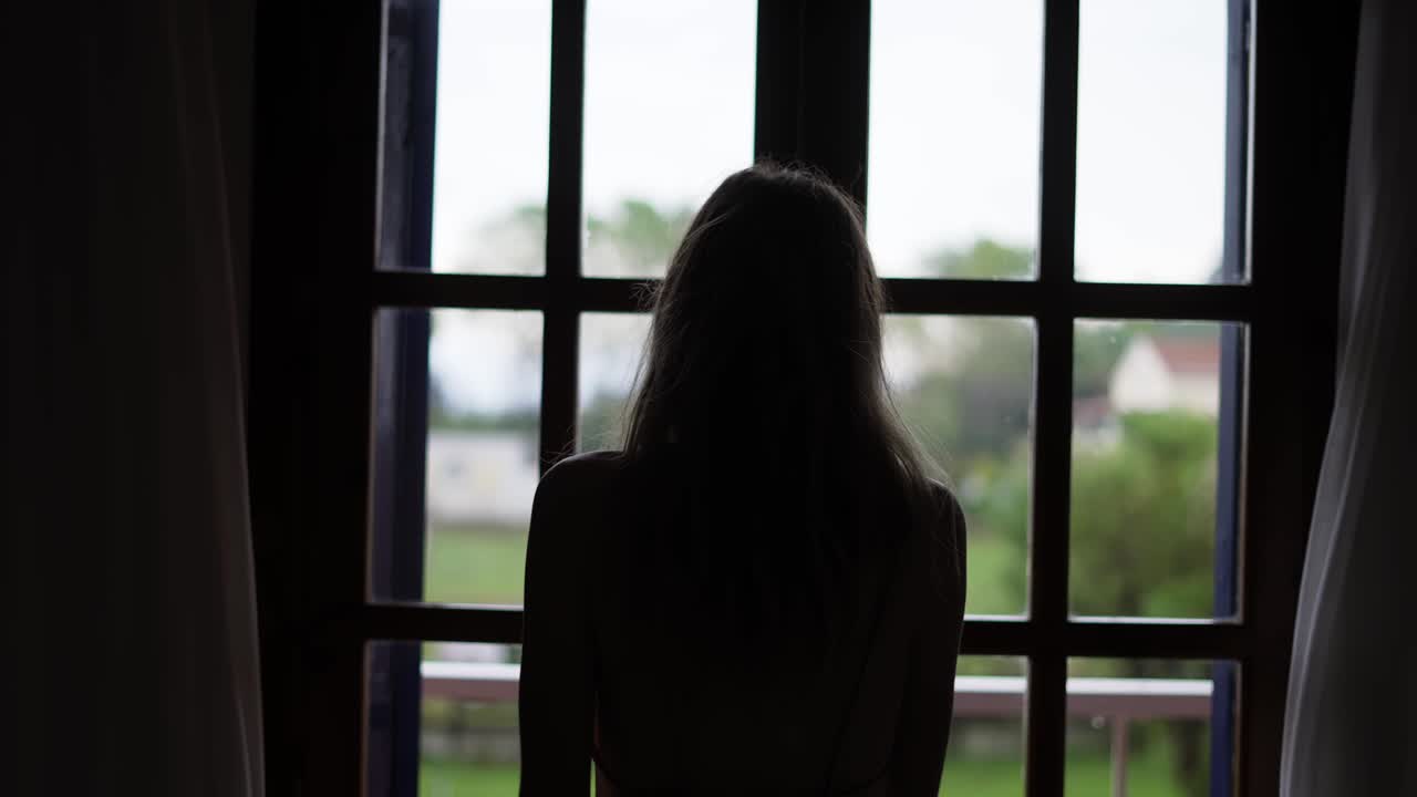 방에서 커튼을 열고 발코니로 나가는 여자, 느린 움직임