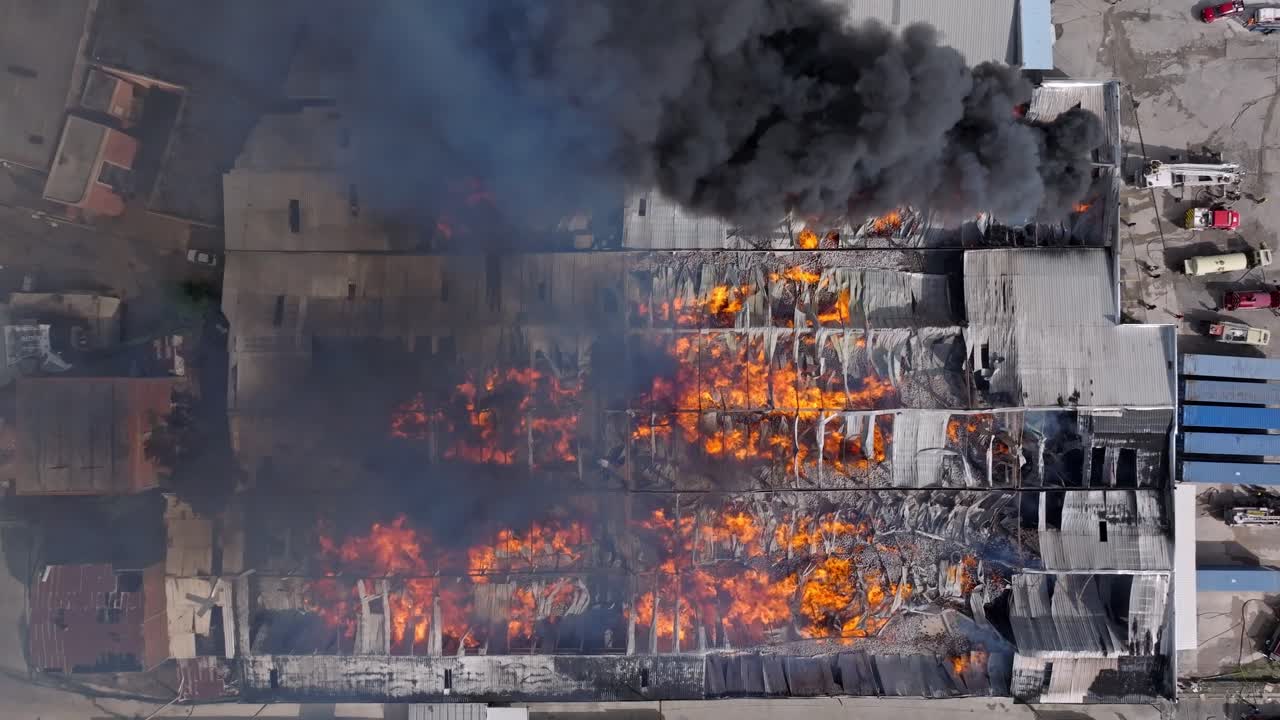 Ripresa dall'alto di un incendio devastante in un magazzino nella città di Santo Domingo, Repubblica Dominicana