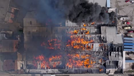 Top-Aufnahme-Eines-Verheerenden-Brandes-In-Einem-Lagerhaus-In-Der-Stadt-Santo-Domingo,-Dominikanische-Republik