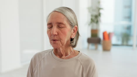 Mujer-Mayor,-Meditación-Y-Relajación-Con-Yoga