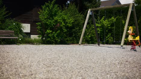 parque infantil vacío - montañas suizas hergiswil en 4k