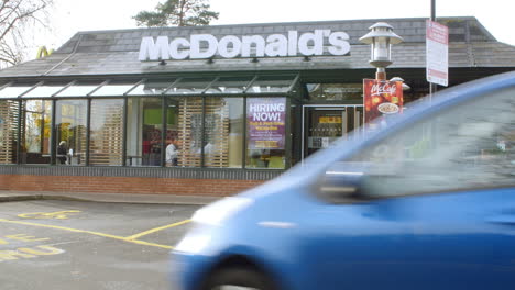 Vista-Exterior-De-La-Entrada-Del-Restaurante-McDonald&#39;s.