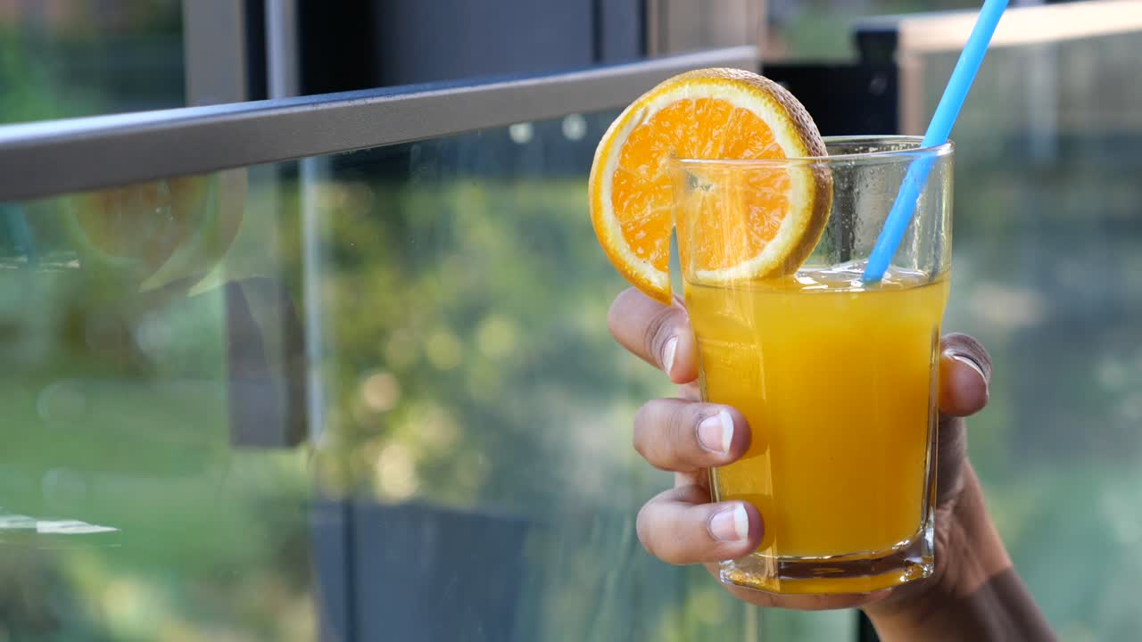Nærbilde av et glass appelsinjuice