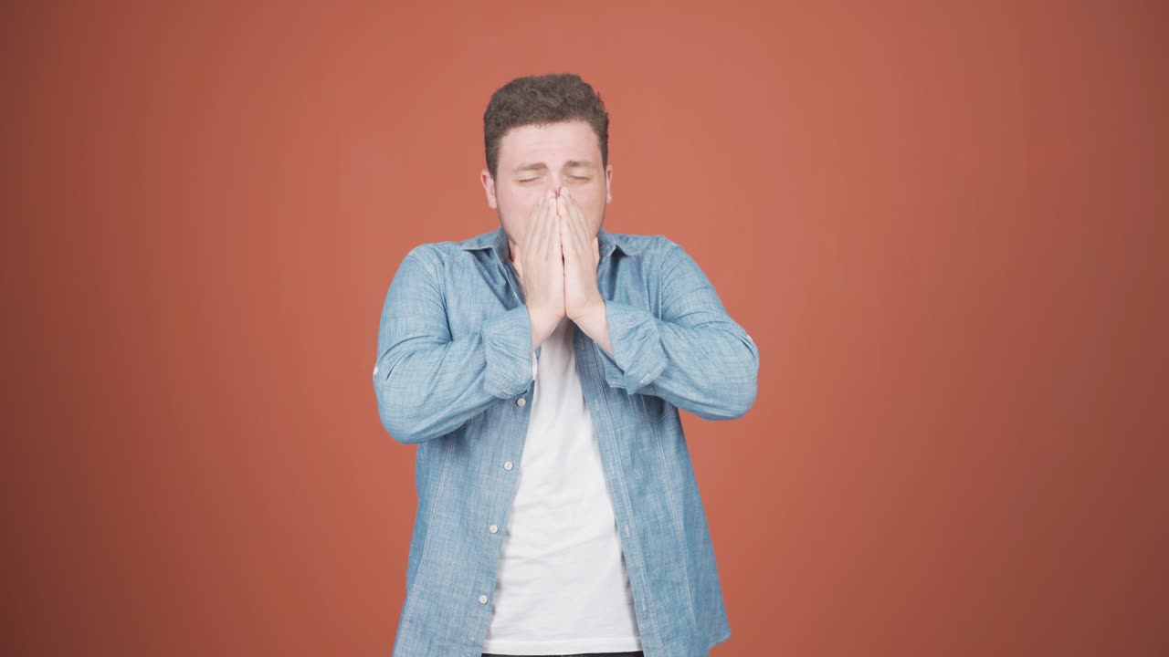 el hombre que estornuda. paciente.